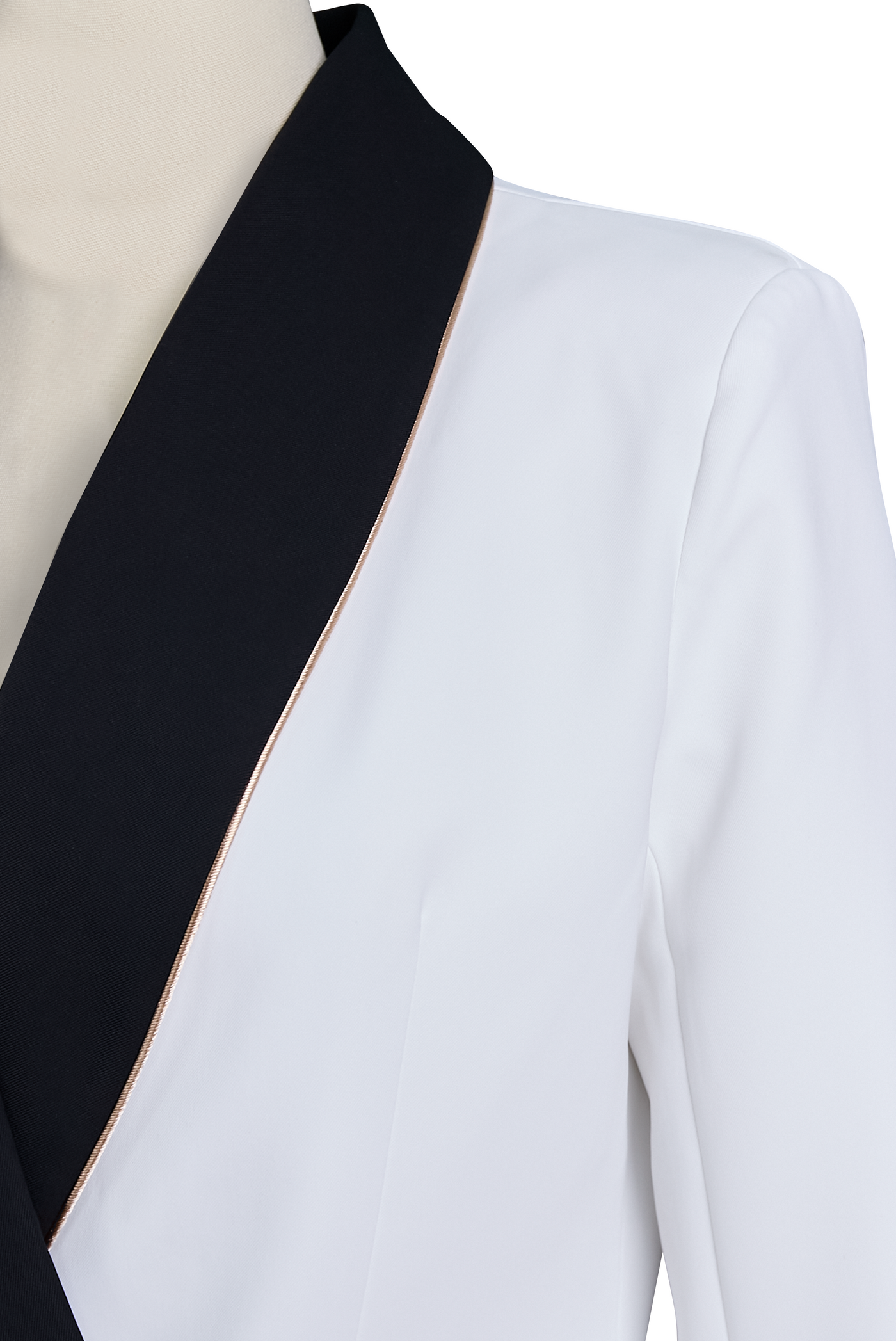 Elegant asymmetrisk hvid blazer med sorte kontrastreverser