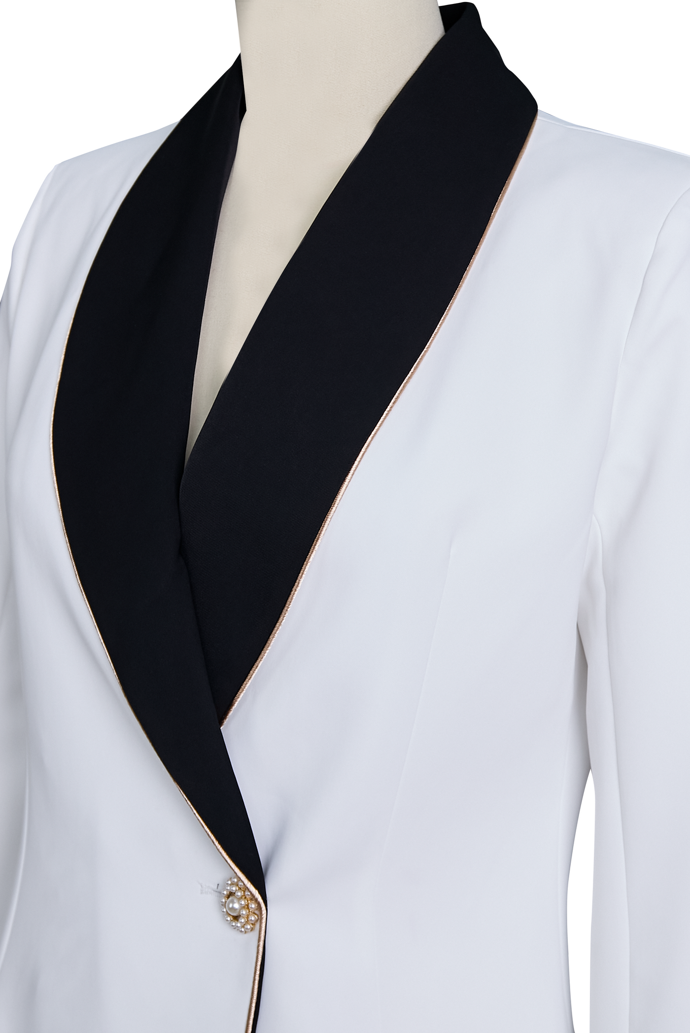 Elegant asymmetrisk hvid blazer med sorte kontrastreverser