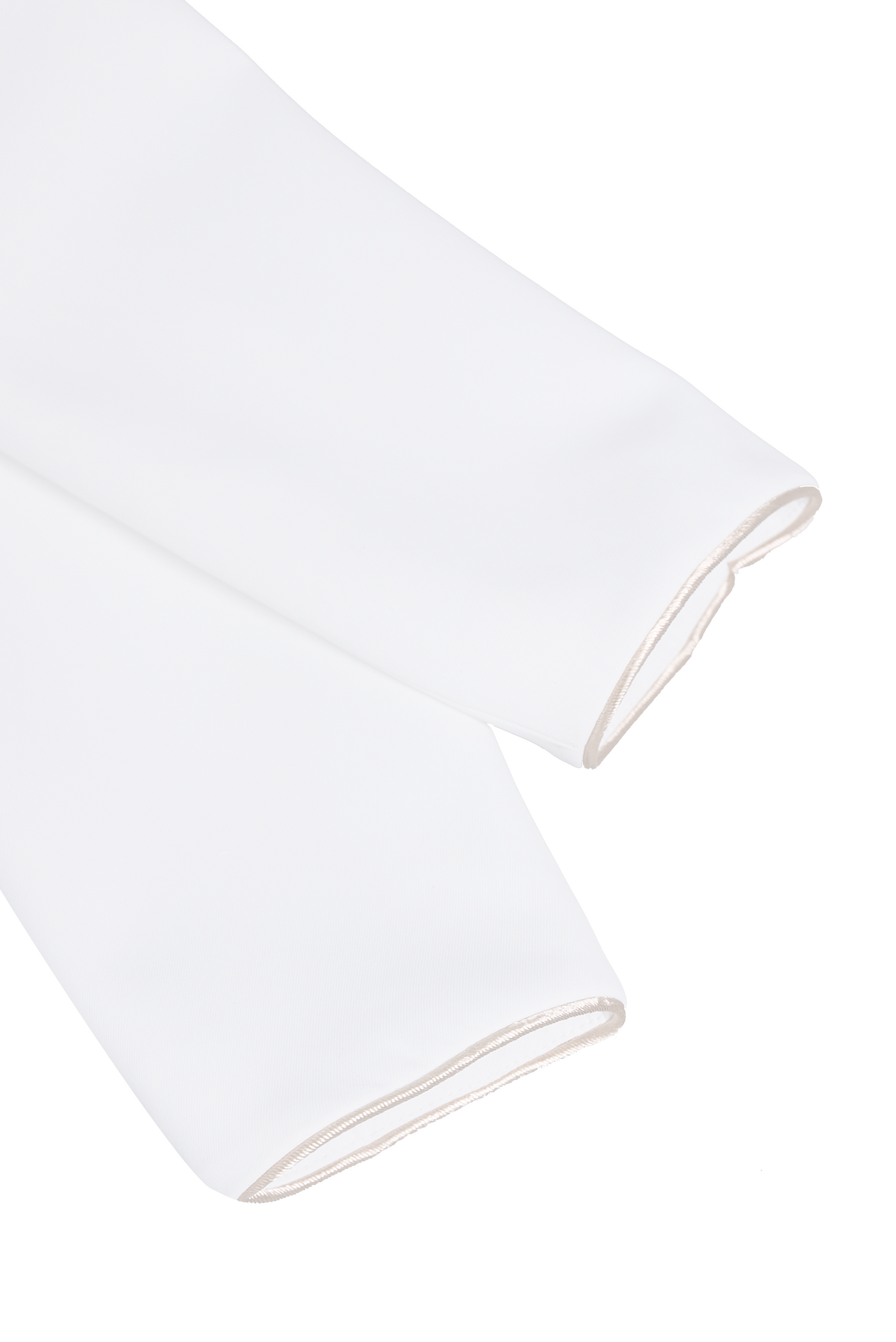 Elegant asymmetrisk hvid blazer med sorte kontrastreverser