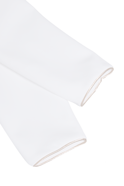 Elegant asymmetrisk hvid blazer med sorte kontrastreverser