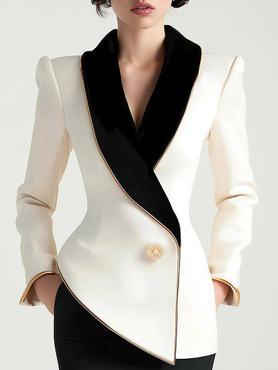 Elegant asymmetrisk hvid blazer med sorte kontrastreverser